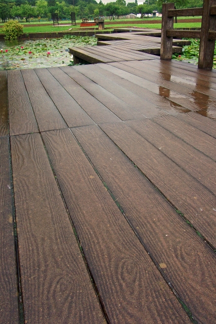 ウッドデッキの雨対策はどうすべき さまざまな屋根を比較しよう ヌリカエ