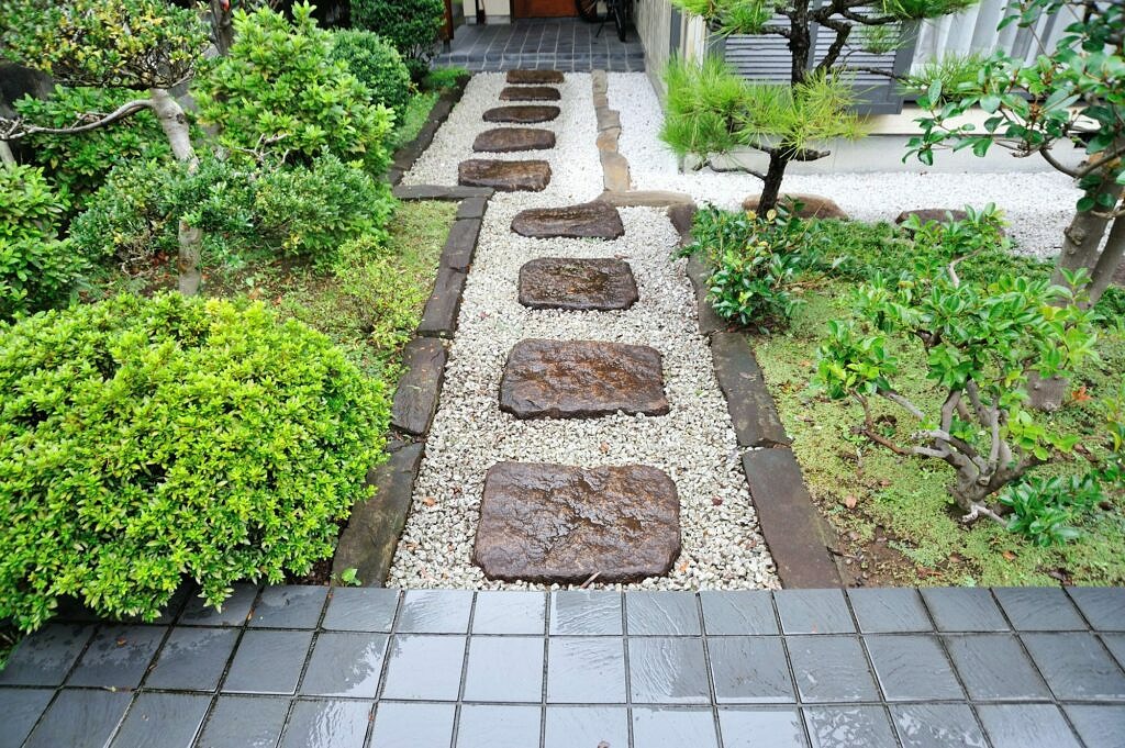 玄関アプローチで使う砂利の種類は 施工事例や費用 メリットを紹介 ヌリカエ 玄関アプローチで使う砂利の種類は 施工事例や費用 メリットを紹介 ヌリカエ
