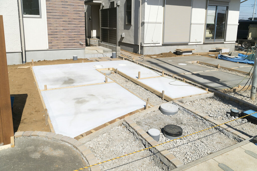 玄関アプローチの種類と外構工事の費用は？ おしゃれな邸宅を作るヒントも紹介！│ヌリカエ