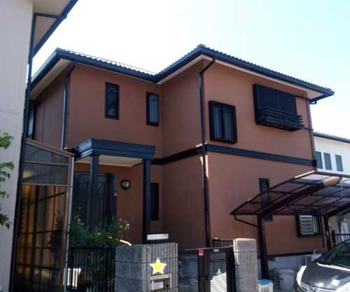 ブラウンのガイナで塗装リフォームした一戸建て