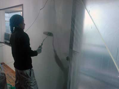 ガイナで内壁塗装をしている様子