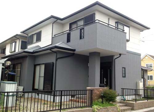 ホワイトとグレーの2色のガイナで塗装リフォームした一戸建て