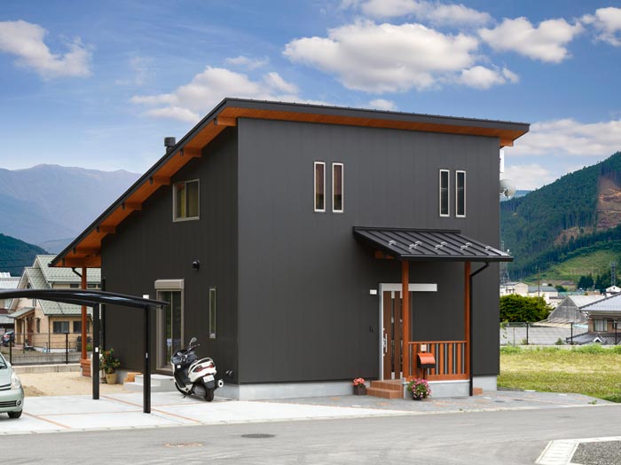 ツヤなしブラックの外壁の家