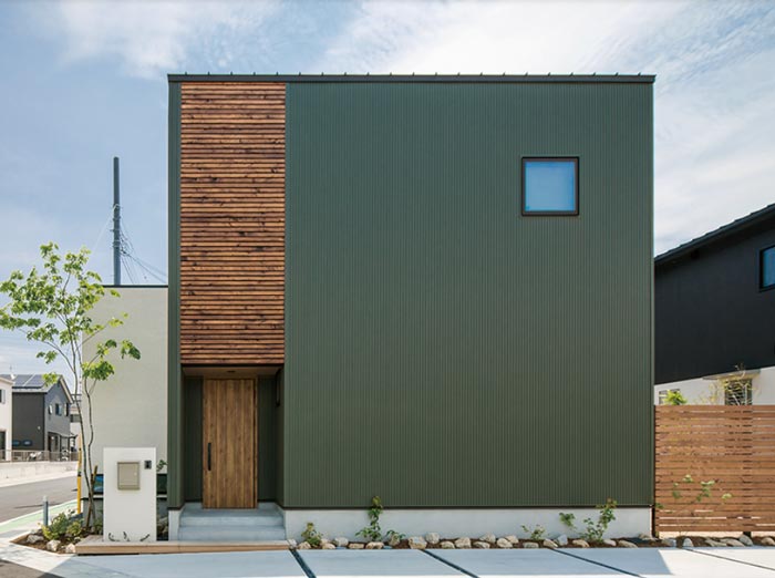 モスグリーンと幾何学柄が幾重にデザインされた家