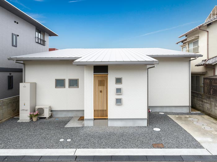 平屋の総白色仕上げの家