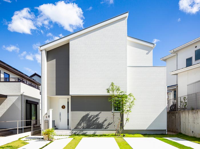 開口部をなくした白い外壁の家