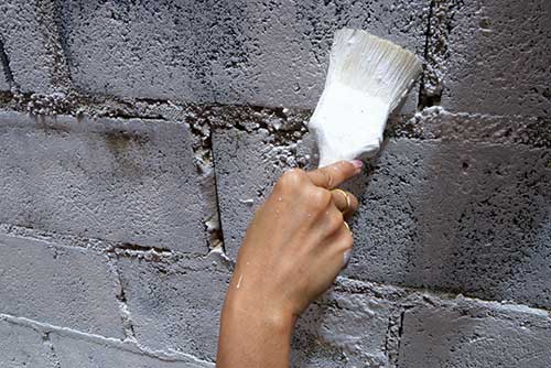 コンクリートブロック塀の塗装作業