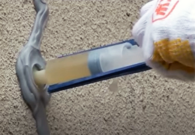 樹脂注入工法でクラック補修中の様子