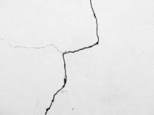 深刻な構造クラック