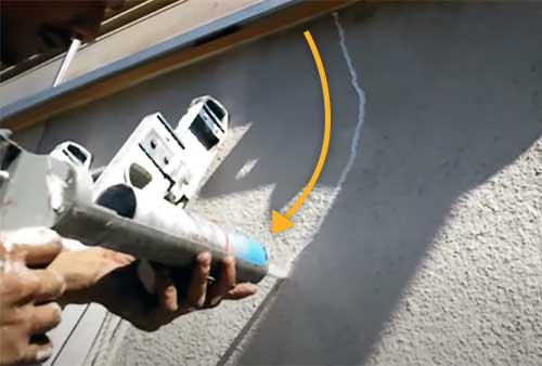 コーキング材の注入作業の様子