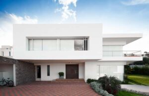 継ぎ目のないフラットな外壁の白い家