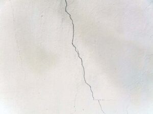 漆喰外壁に起こったひび割れ