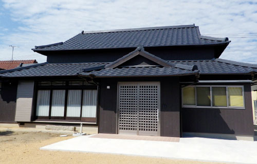 カルカ・ルーフ天平を使用した和風の一戸建て