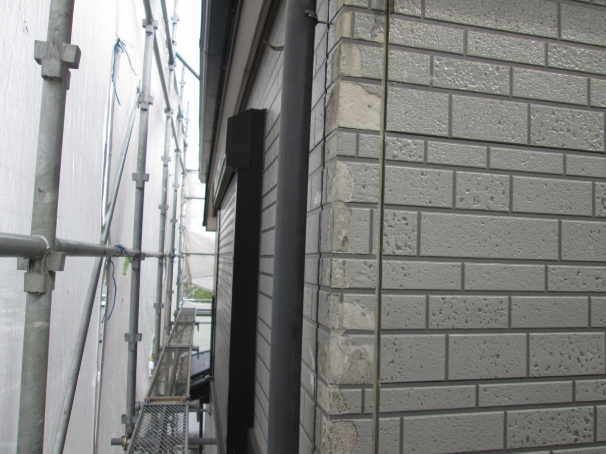 広範囲が剥がれた外壁サイディング