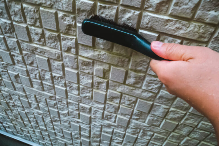 外壁コケを自分できれいに落とす2つの方法と手順について