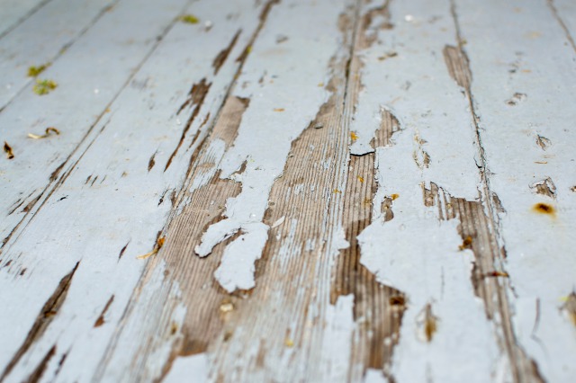 ウッドデッキの塗膜の剥がれ