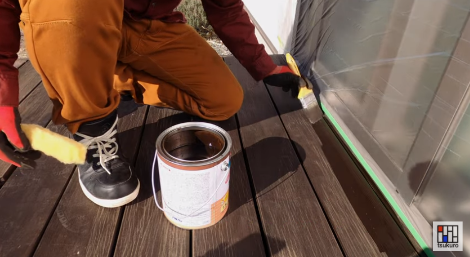 ウッドデッキの塗装中の写真