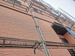 隣家の敷地まで足場がはみ出す場合がある