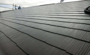 濃灰色のスレート屋根