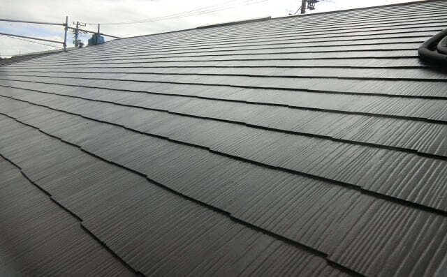 濃灰色のスレート屋根
