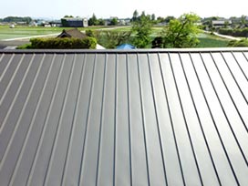 ガルバリウム鋼板屋根（縦葺き）