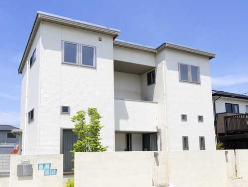 ホワイトの外壁でキューブ状の一戸建て