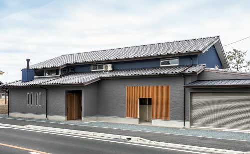 ダークグレーと木目を使用した外壁デザイン例