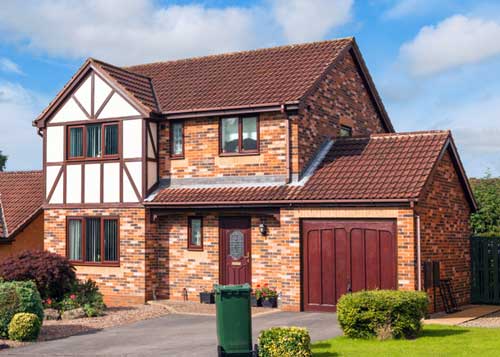 ライトブラウンの外壁に白のアクセントを加えた外壁デザイン例