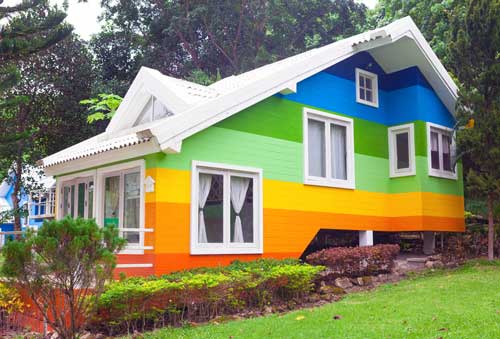 色を使いすぎた外壁のデザイン例