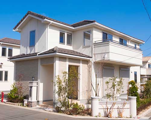 ベージュ色の外壁の一戸建て