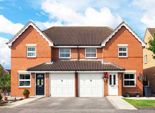 ライトブラウンの外壁の一戸建て