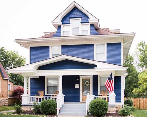 ネイビーの外壁の一戸建て