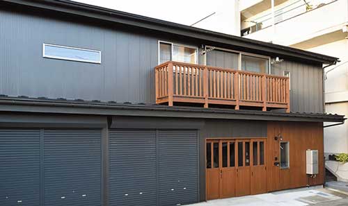 ウッド調素材をワンポイントで使った一戸建て