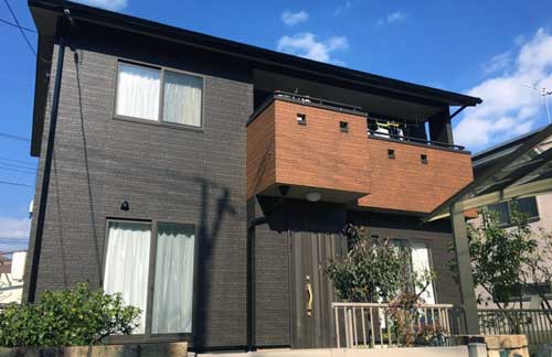 2階ベランダだけ木質仕上げになった戸建住宅