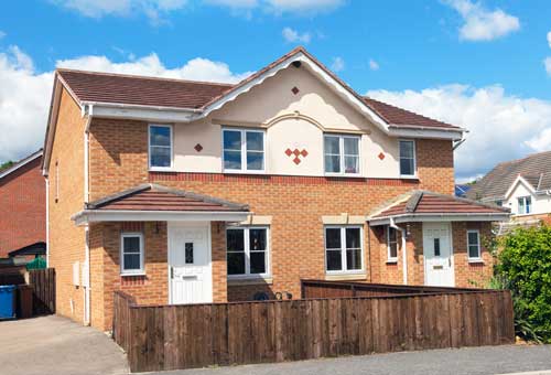 屋根の下が飾り付けられた戸建住宅