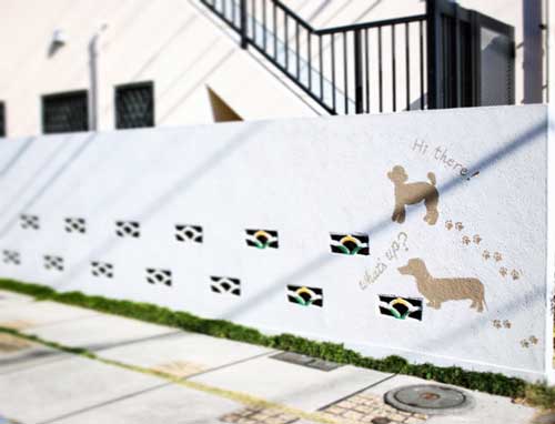 白地に動物のシルエットが描かれた住宅の塀