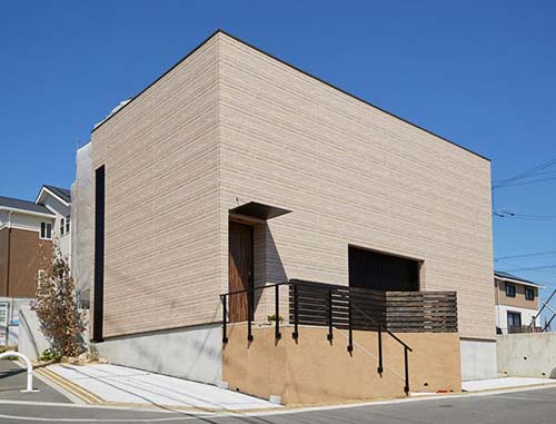 オブジェのようなベージュ色の住宅