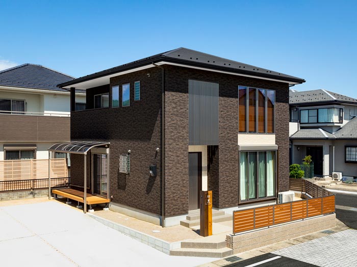 ブラウンの外壁と大きな長方形窓の一戸建て