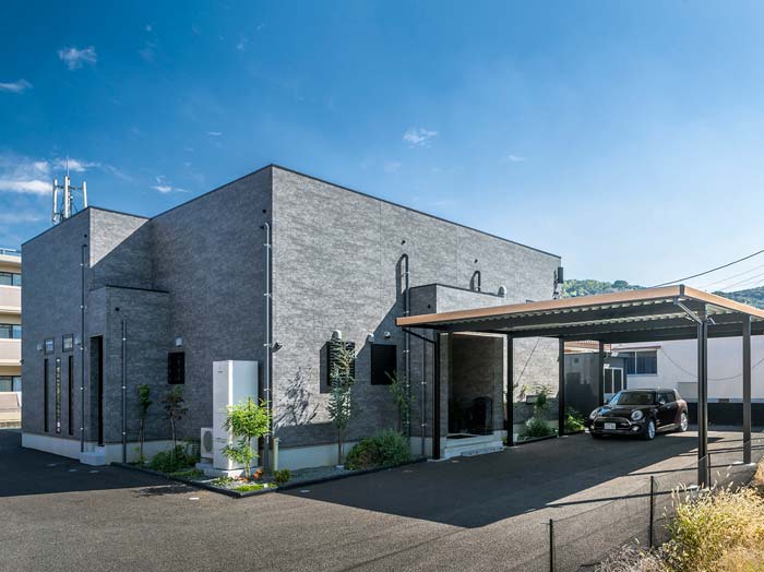 カーポートつきのグレーの住宅