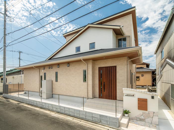 白とベージュのツートン外壁の家