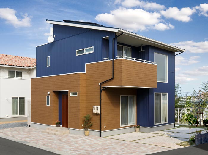 ブラウンとブルーのツートン外壁の家