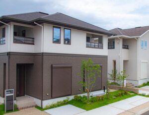 ブラウンとベージュのツートンカラーの家