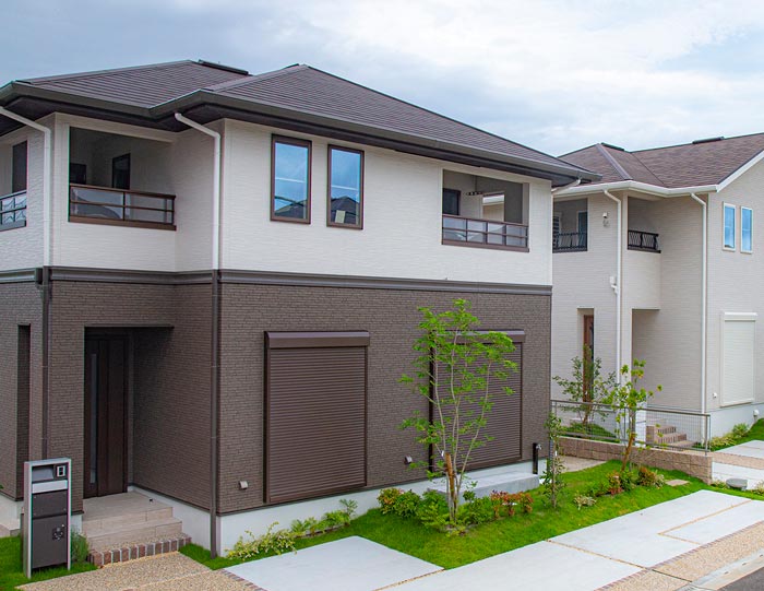 ブラウンとベージュのツートンカラーの家