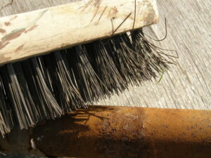 ワイヤーブラシで第3種ケレン作業を行う