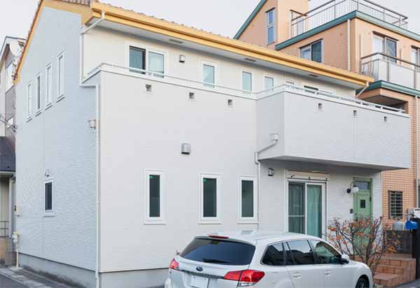 明るいオレンジ屋根がポイントカラーになった一戸建て