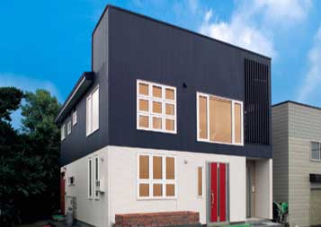 黒と白のツートンカラーの一戸建て