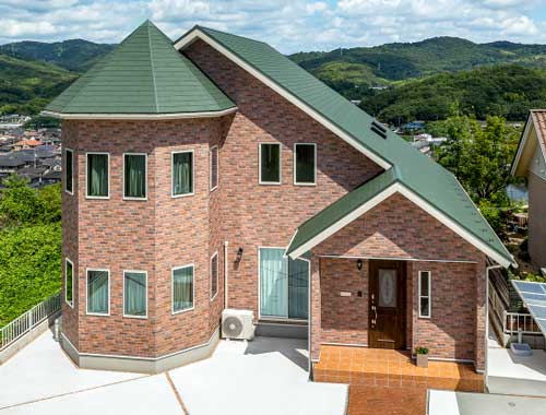 赤茶色と深緑色の一戸建て