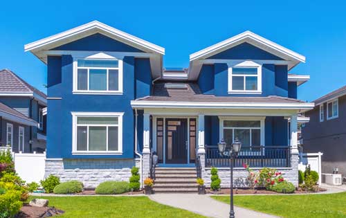 白と青のカラーリングの一戸建て