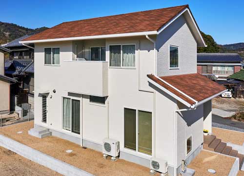 白と赤茶色の一戸建て