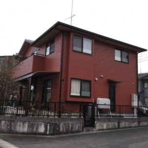 ワインレッドの外壁が輝く住宅